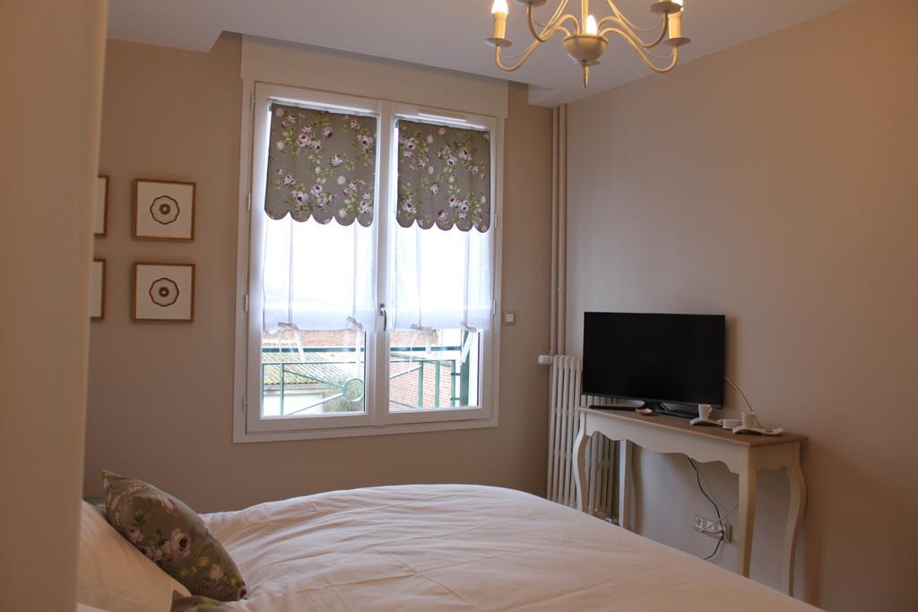 Au Coeur De Beauvais Bed & Breakfast Exterior photo